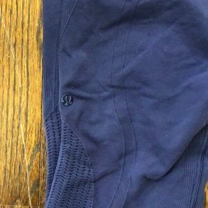 Lululemon navy blue cropped compression pants